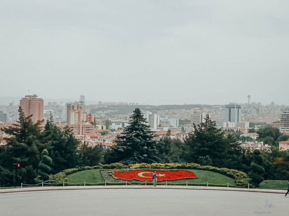 panorama-cidade-ankara-turquia-jardim-bandeira Vista panorâmica de Ankara com jardim em formato de mapa e bandeira da Turquia em primeiro plano.