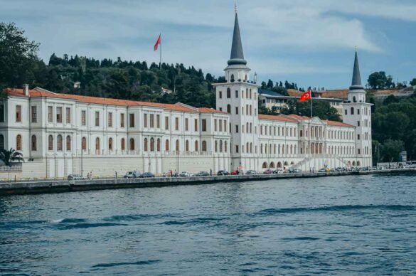 Fachada branca da Academia Militar de Kuleli com torres cônicas às margens do Bósforo.