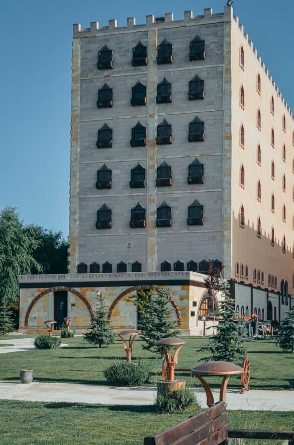 arquitetura-hotel-suhan-cappadocia-detalhes Fachada de hotel com janelas em estilo otomano e jardim frontal na Capadócia.