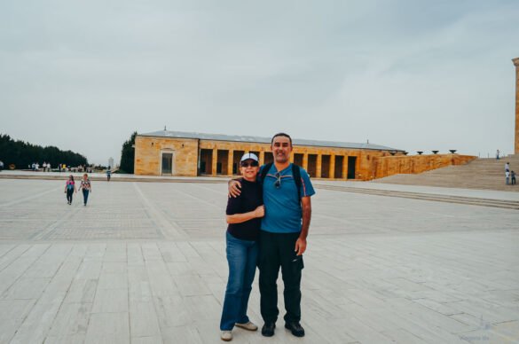 casal-turistas-praca-anitkabir-ankara Casal de turistas abraçados no centro da vasta praça de pedra do complexo Anıtkabir.