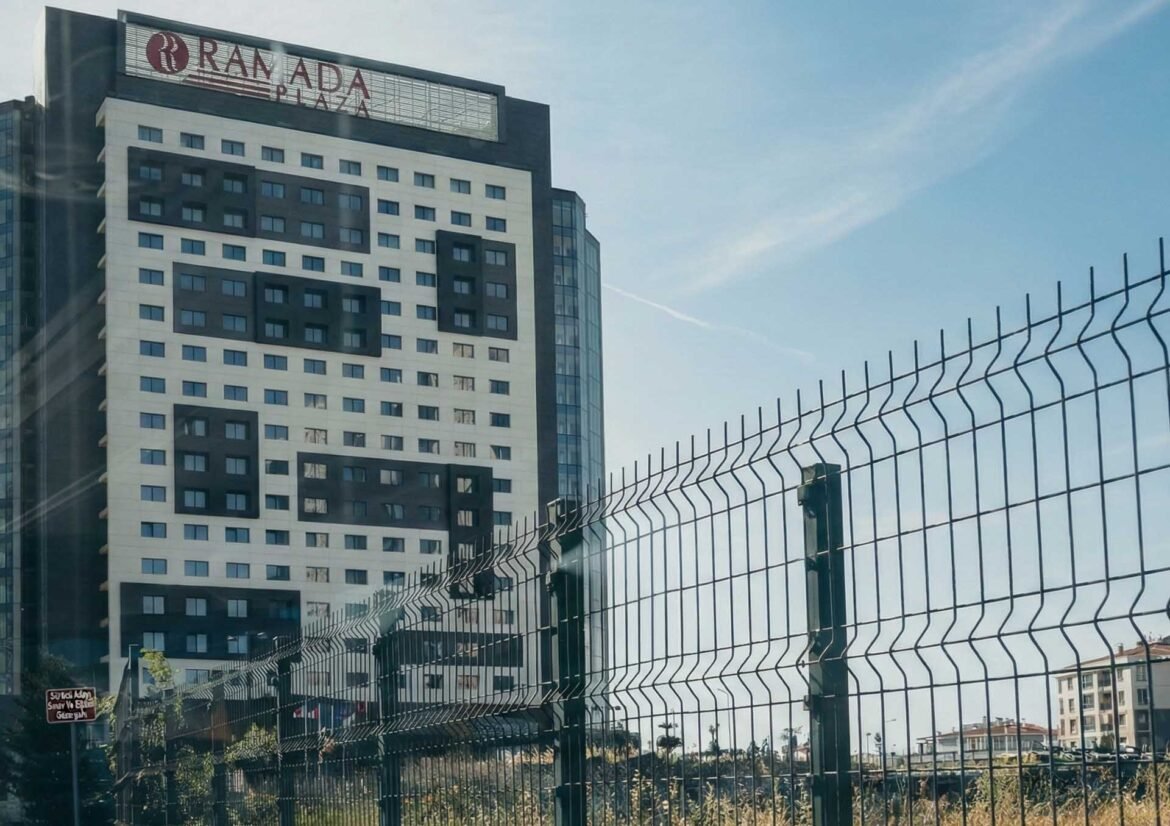 Edifício moderno e alto do Hotel Ramada Plaza com design geométrico em preto e branco.