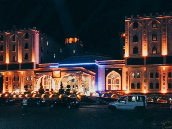 fachada-hotel-suhan-cappadocia-noite Fachada iluminada de hotel em estilo castelo na Capadócia durante a noite.