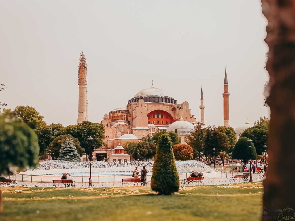 Basílica de Santa Sofia vista ao fundo de uma fonte luminosa e jardins no Parque Sultanahmet.