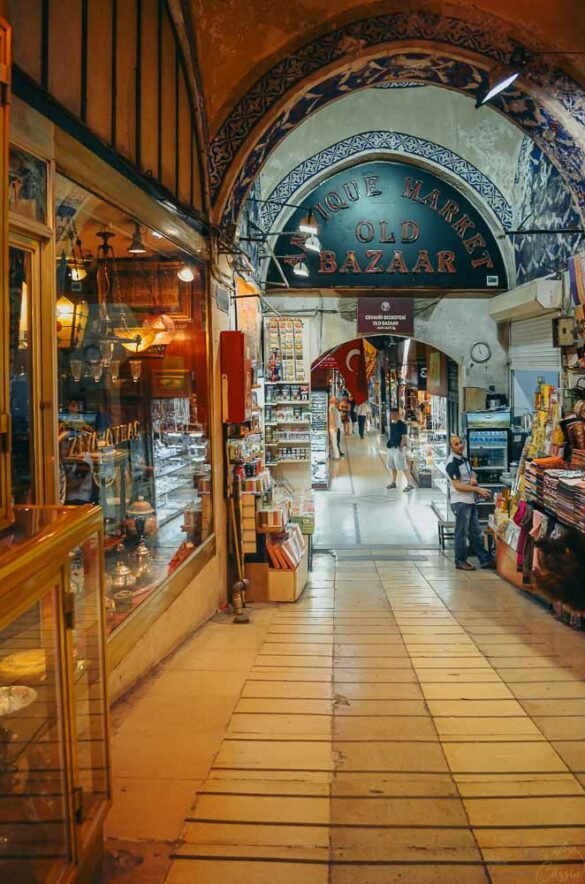 Corredor interno do Antique Market Old Bazaar com arcos decorados e lojas de relíquias.
