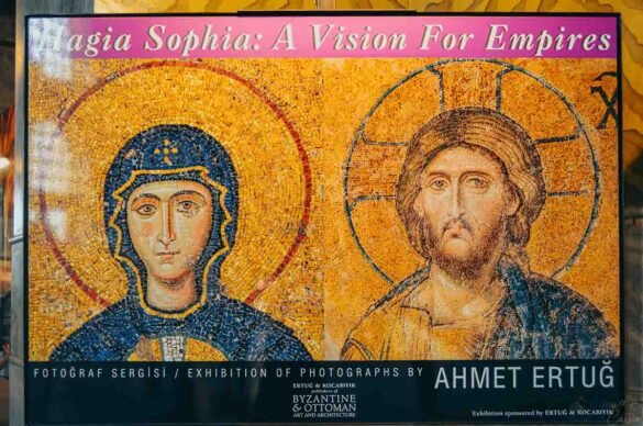 Painel fotográfico de mosaicos bizantinos representando a Virgem Maria e Jesus Cristo.