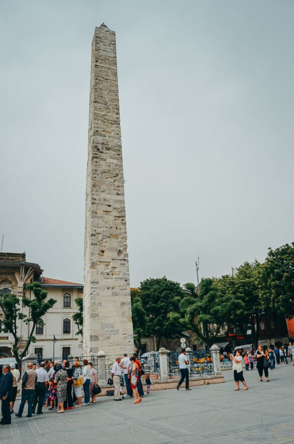 Obelisco alto feito de blocos de pedra no antigo Hipódromo de Constantinopla, Istambul.
