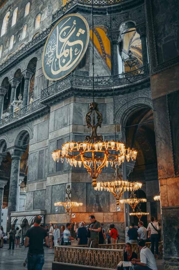 Grande painel circular com caligrafia árabe preta e dourada pendurado no interior da Hagia Sophia.