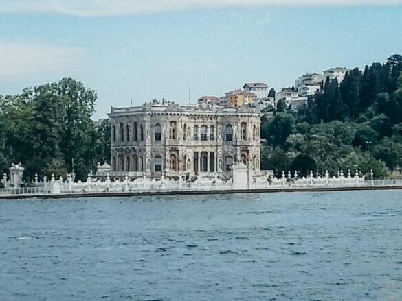 Mansão histórica de arquitetura barroca às margens do Estreito de Bósforo.