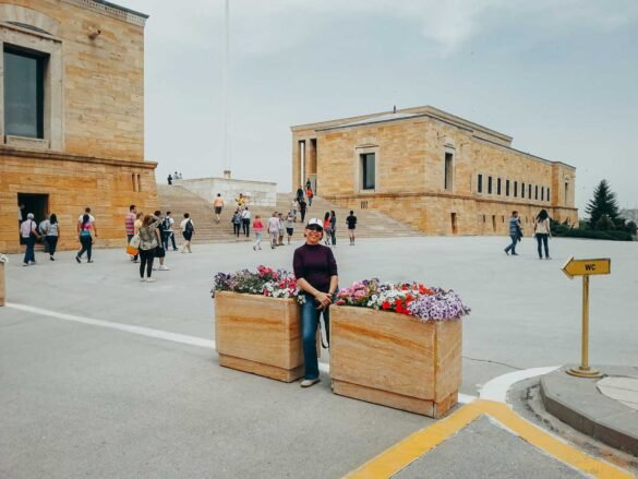 praca-cerimonial-anitkabir-ankara-turquia Turista na ampla Praça Cerimonial do Anıtkabir com o mausoléu ao fundo em Ancara.