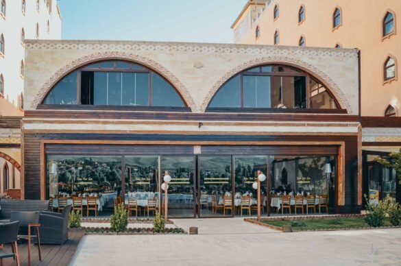 restaurante-hotel-suhan-cappadocia-fachada Fachada de vidro do restaurante do Hotel Suhan com arcos decorativos.