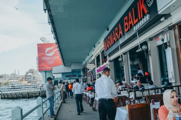 Fachada do restaurante Marmara Balik na parte inferior da Ponte Gálata com vista para o mar