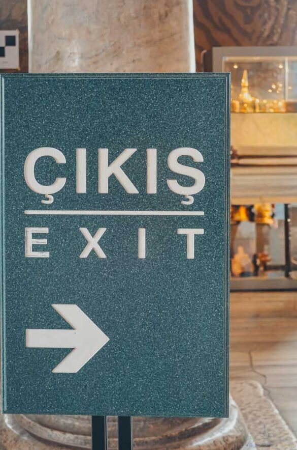 Placa azul com a inscrição 