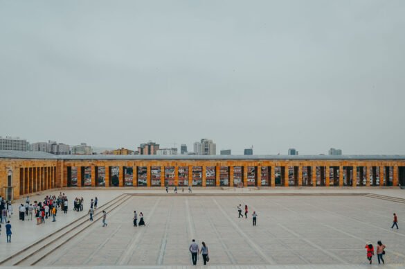 vista-cidade-ankara-colunatas-anitkabir Vista panorâmica dos telhados de Ankara enquadrada pelas colunas de pedra do mausoléu.
