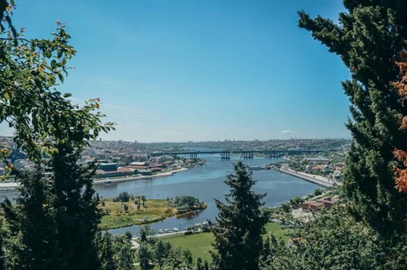 Vista aérea do Chifre de Ouro em Istambul, mostrando pontes e a silhueta da cidade.