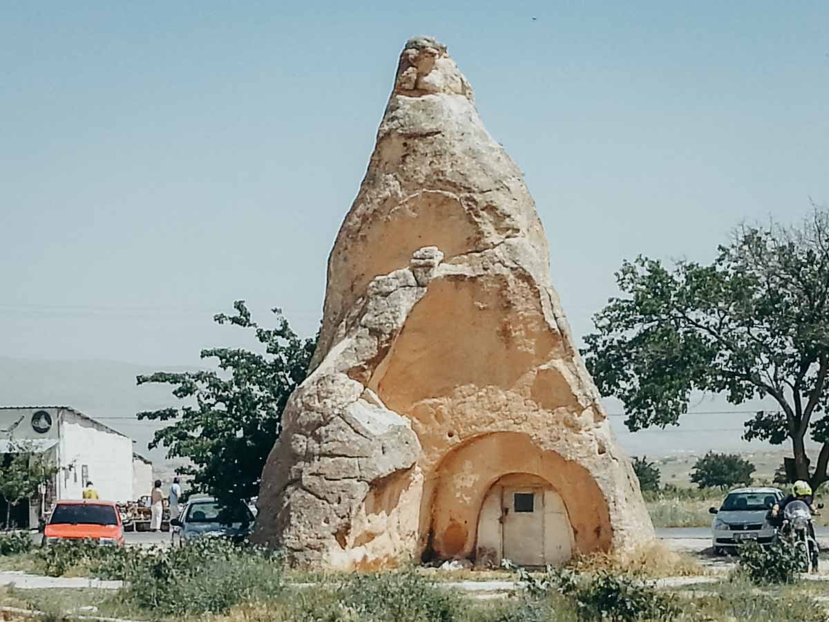 casa-esculpida-pedra-vales-capadocia Antiga habitação esculpida em rocha cônica na Capadócia.