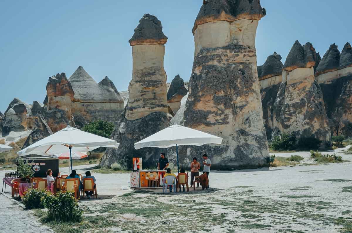 chaminés-de-fada-pasabag-cappadocia-turquia Chaminés de fada e mesas ao ar livre em Pasabag, Capadócia.