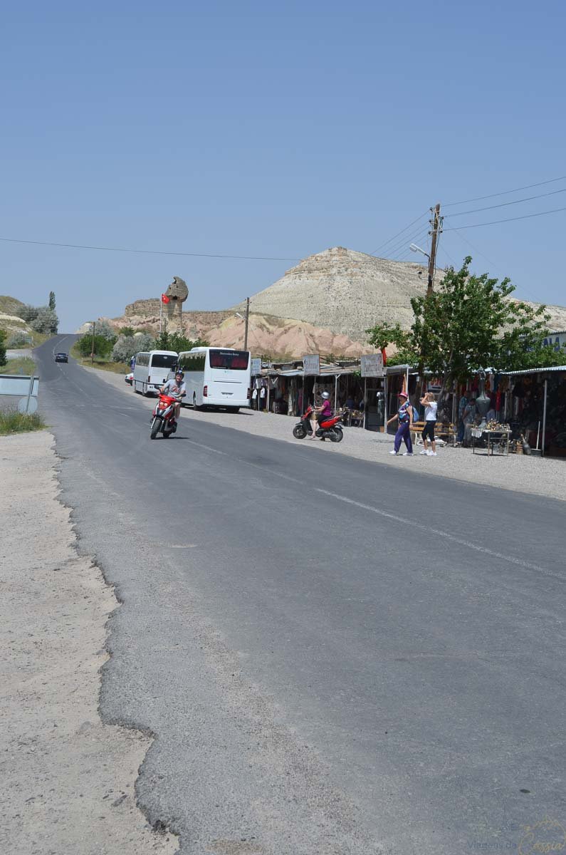 estrada-e-comercio-local-cappadocia Estrada movimentada com comércio local e vans na Capadócia.