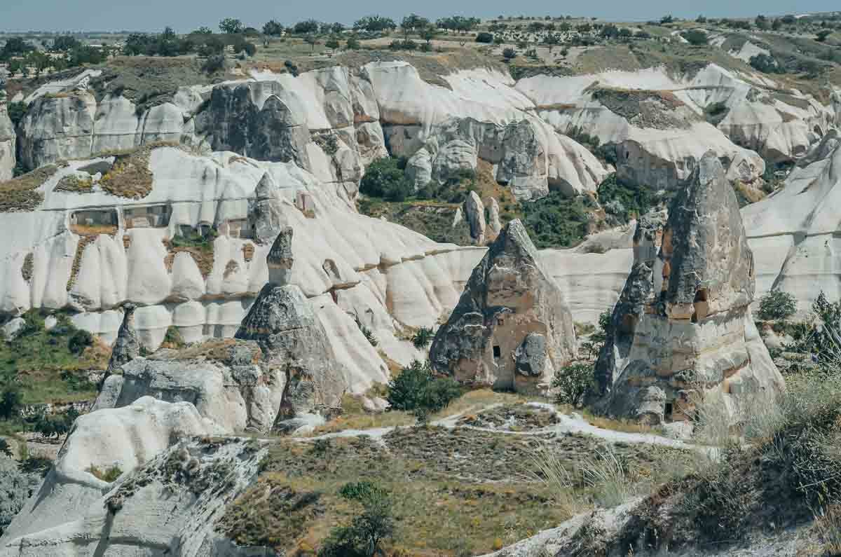 formacoes-rochosas-brancas-vales-capadocia Formações rochosas brancas esculpidas pelo vento na Capadócia.