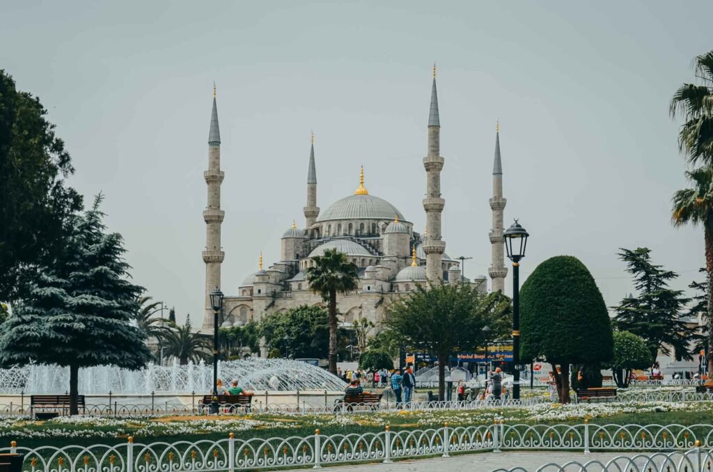 Vista externa da Mesquita Azul com seus minaretes e a fonte da praça em Istambul.