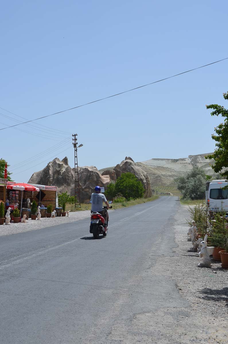 motociclista-estrada-paisagem-turquia Motociclista conduzindo pela estrada rural na Capadócia.