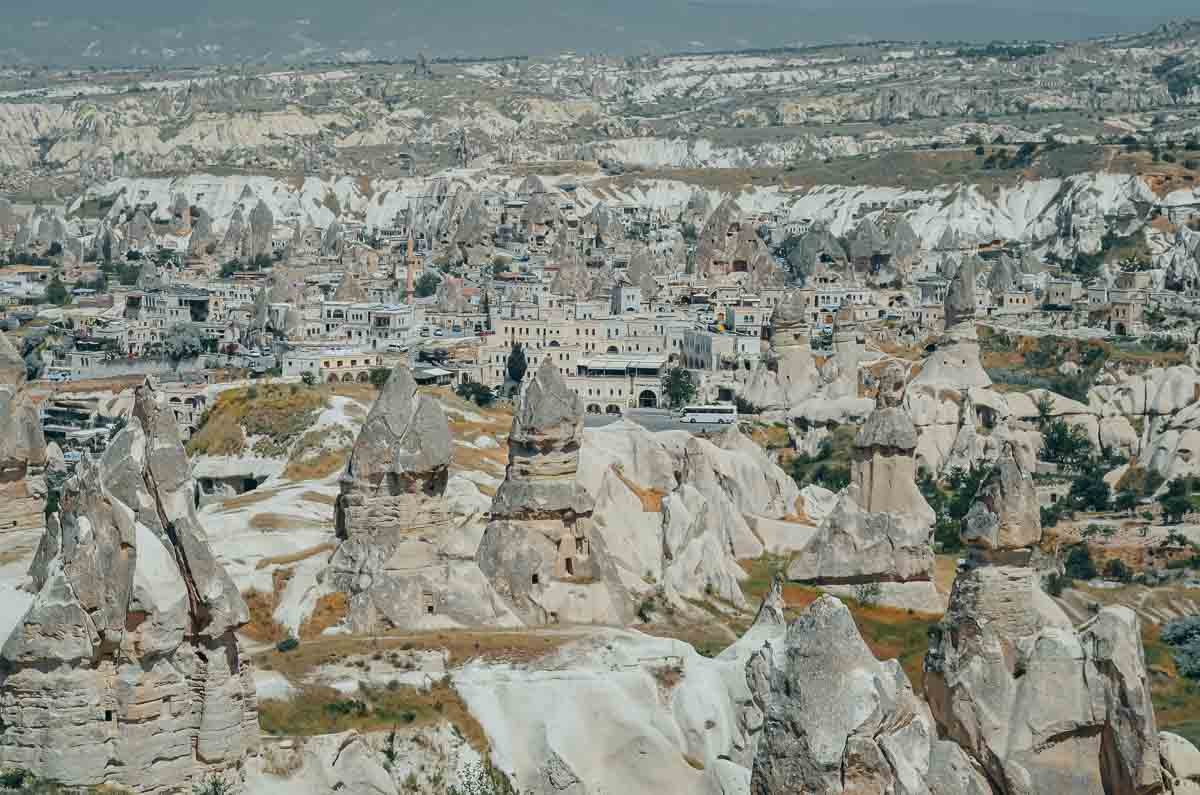 panorama-cidade-e-chamines-de-fada-cappadocia Vista panorâmica de cidade entre chaminés de fada na Capadócia.