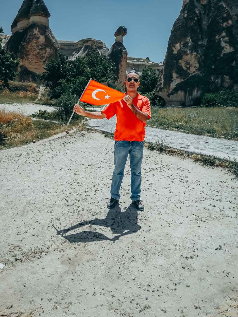 turista-segurando-bandeira-turquia-pasabag Homem segurando a bandeira da Turquia em Pasabag.