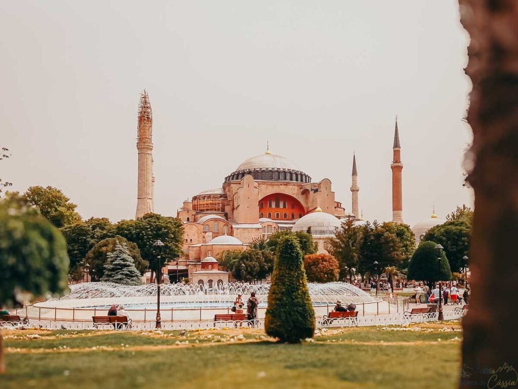 Vista da Basílica de Santa Sofia com a fonte da Praça Sultanahmet em primeiro plano em Istambul.