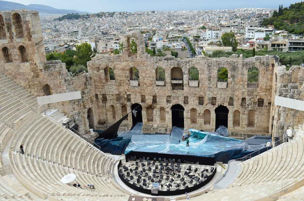 anfiteatro-odeao-herodes-atico-atenas-grecia Visão aérea do palco e arquibancadas do teatro de pedra Odeão de Herodes Ático em Atenas.