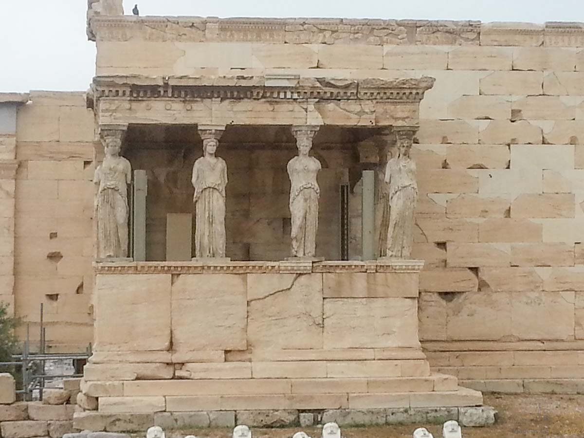 detalhe-estatuas-cariatides-acropole-grecia Aproximação das esculturas femininas das Cariátides no pórtico do templo Erecteion.