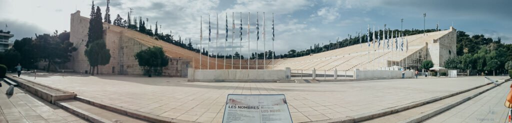 Panorâmica da fachada e arquibancadas de mármore branco do Estádio Panatenaico em Atenas.