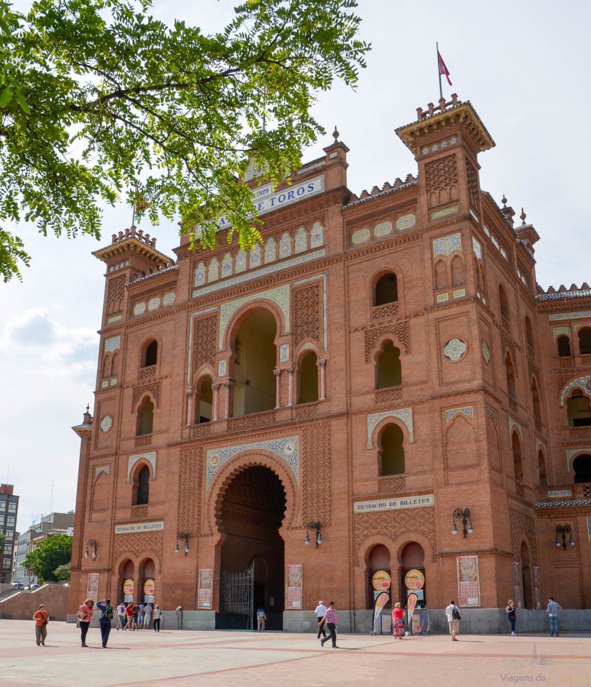 Fachada em estilo neomudéjar com tijolos vermelhos e arcos da Plaza de Toros de Las Ventas.