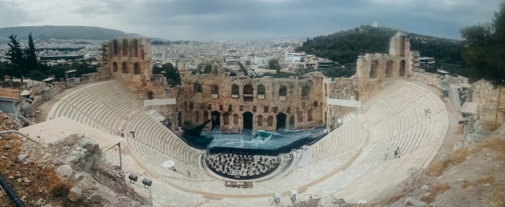 Panorâmica do antigo anfiteatro Odeão de Herodes Ático com vista para a cidade de Atenas.