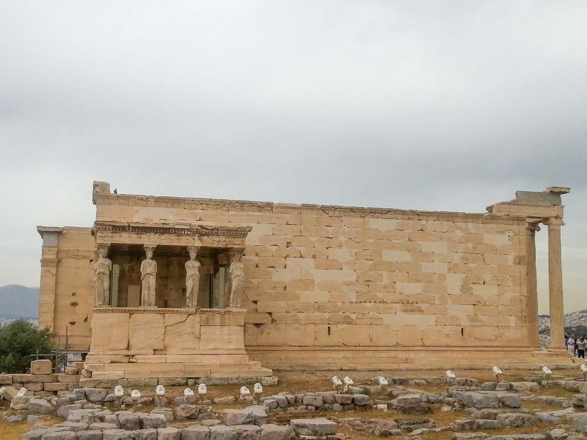 portico-das-cariatides-erectonion-atenas Fachada das Cariátides esculpidas em mármore sustentando a cobertura do templo Erecteion.