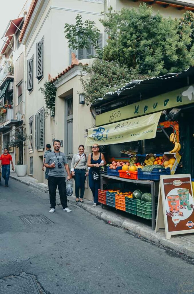 Quitanda local com caixas de frutas coloridas na calçada em Plaka, Atenas.