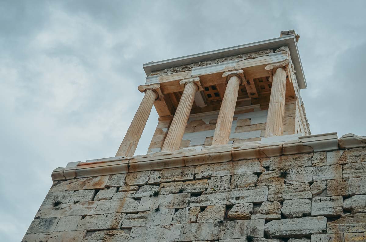 templo-atena-nike-propileus-acropole-atenas Ângulo inferior das colunas jônicas e detalhes do Templo de Atena Nice na Acrópole de Atenas.