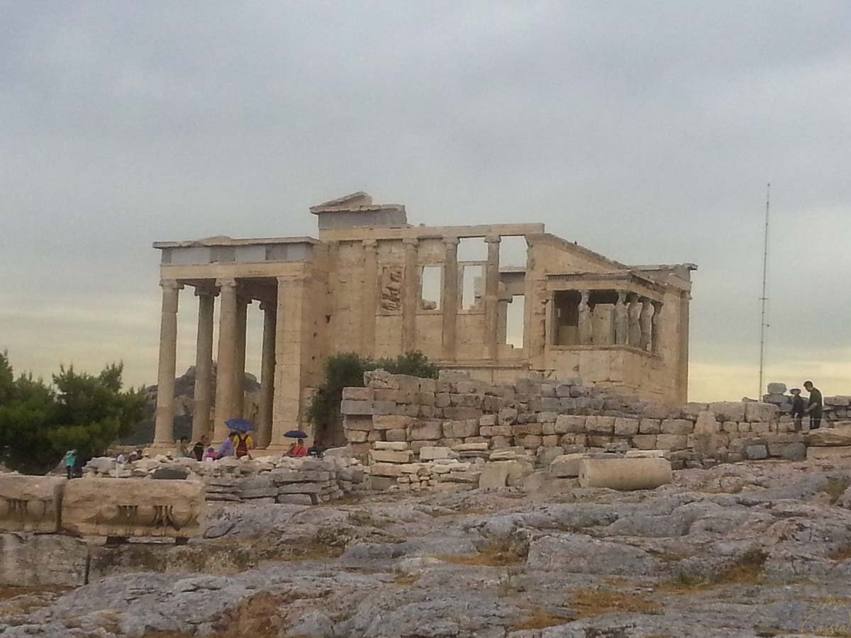 templo-erectonion-cariatides-acropole-atenas Visão aproximada do templo Erecteion com o famoso pórtico das Cariátides em Atenas.